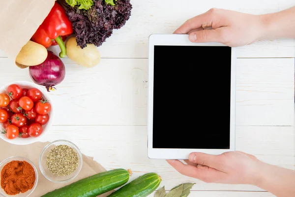 Personne utilisant une tablette numérique — Photo de stock