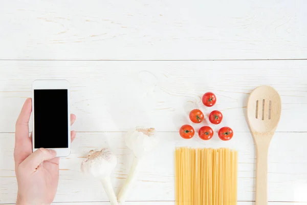 Tomate e macarrão cru — Fotografia de Stock