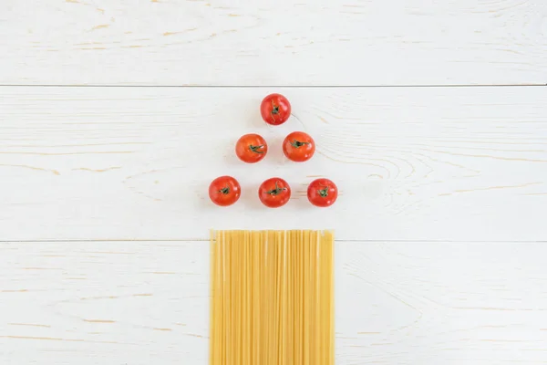 Pomodori e pasta cruda — Foto stock