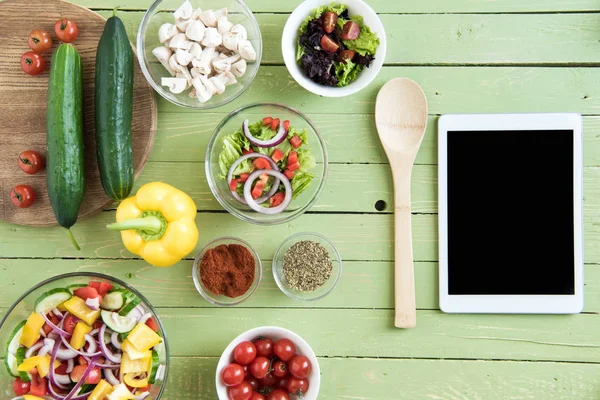 Frisches rohes Gemüse und digitales Tablet — Stockfoto