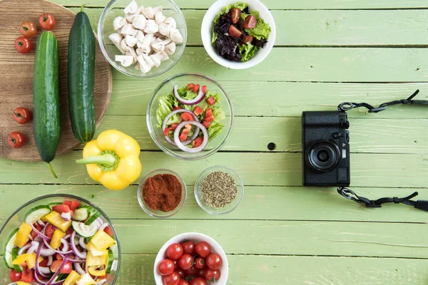 Verdure fresche crude e macchina fotografica — Foto stock