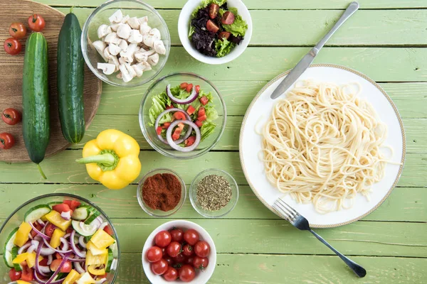 Spaghettis et légumes frais — Photo de stock