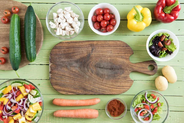 Tabla de cortar y verduras frescas — Stock Photo