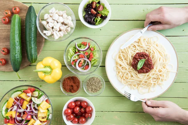Pessoa que come esparguete — Fotografia de Stock