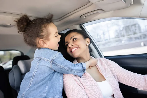 Девушка с матерью в машине — стоковое фото
