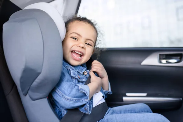 Маленька дівчинка в машині — стокове фото