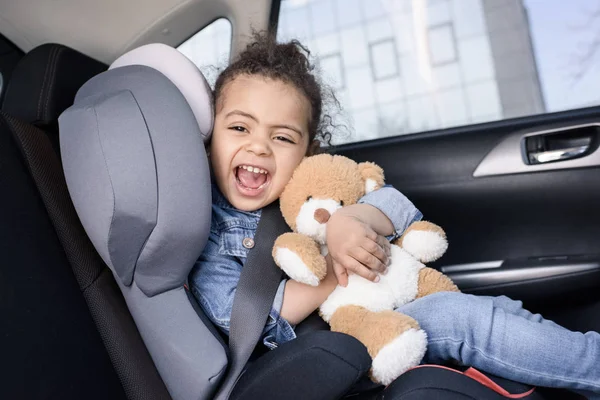 Ragazzina in auto — Foto stock