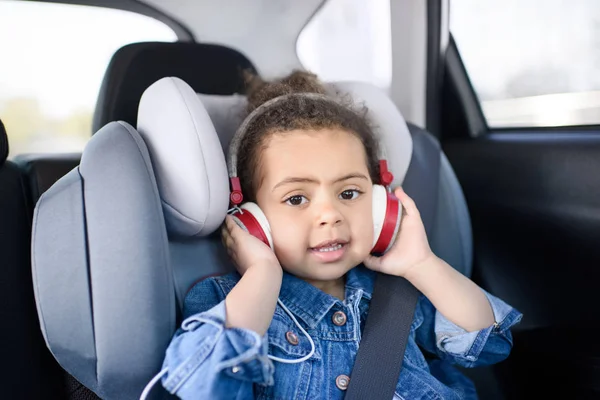 Niña en coche - foto de stock