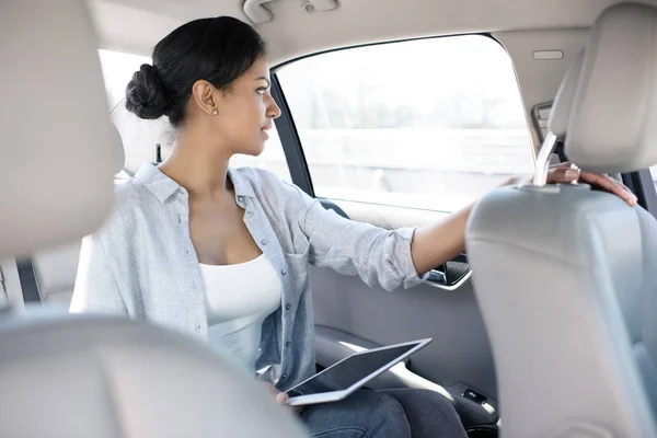 African american woman in taxi — Stock Photo