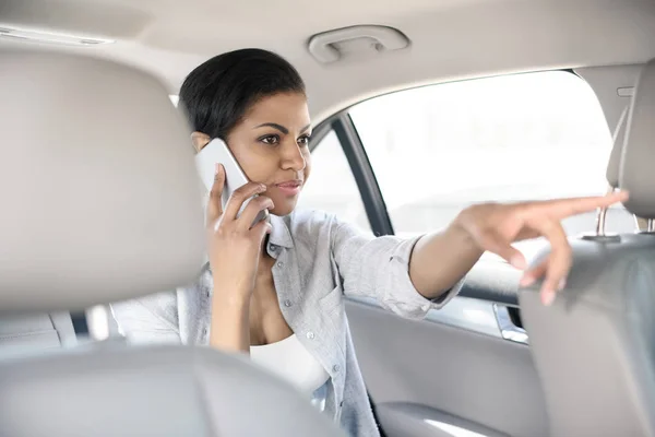 Belle femme assise dans la voiture — Photo de stock