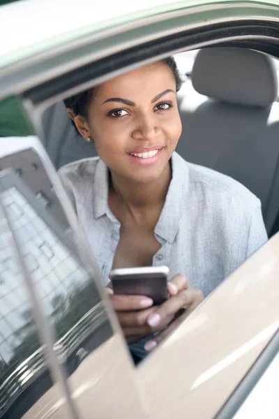 Schöne Frau sitzt im Auto — Stockfoto