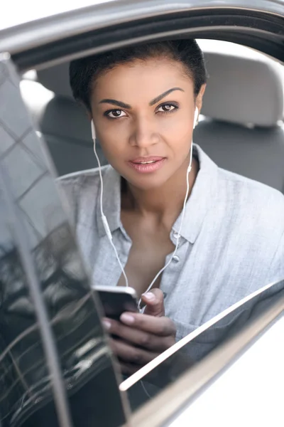 Belle femme assise dans la voiture — Photo de stock