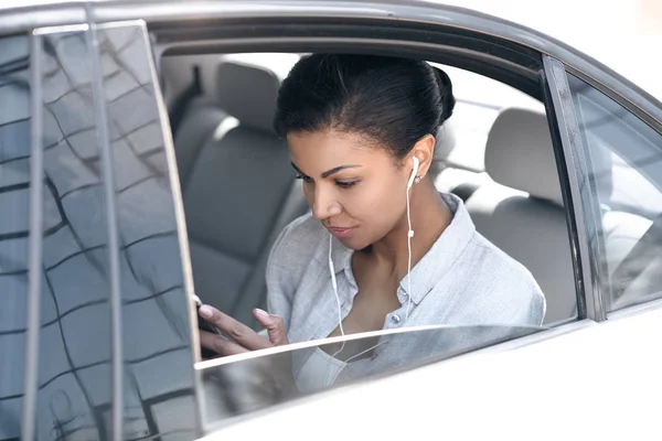 Belle femme assise dans la voiture — Photo de stock