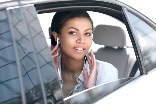 Belle femme assise dans la voiture — Photo de stock