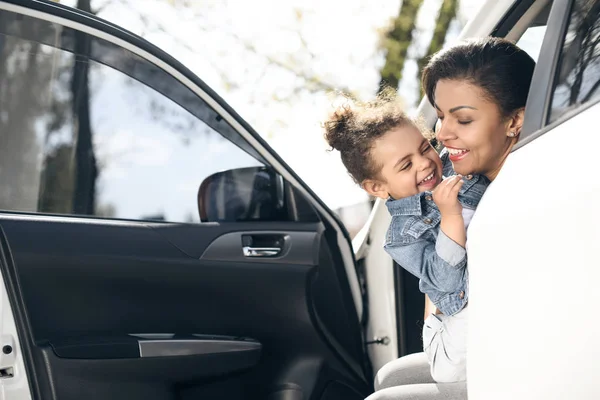 Mère et fille en voiture — Photo de stock