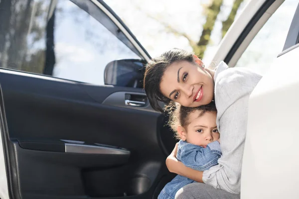 Мать и дочь в машине — стоковое фото