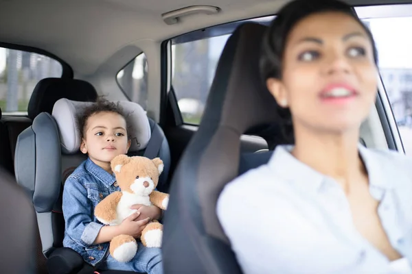 Mother and daughter in car — Stock Photo