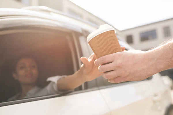 Donna che compra caffè per andare — Foto stock