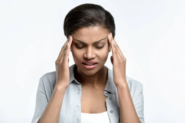 Mujer afroamericana con dolor de cabeza - foto de stock