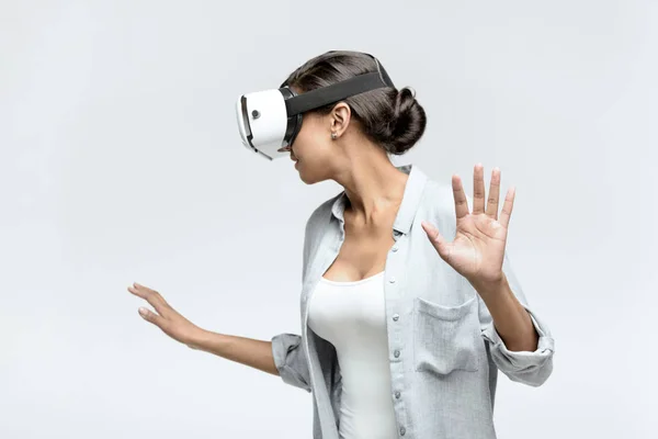 Mulher usando fone de ouvido realidade virtual — Fotografia de Stock