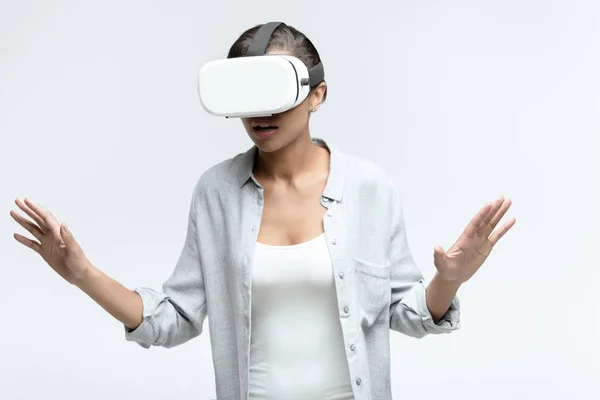 Mujer usando auriculares de realidad virtual - foto de stock