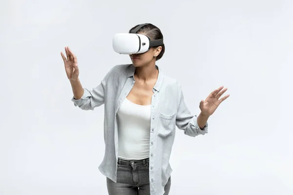 Donna utilizzando auricolare realtà virtuale — Foto stock