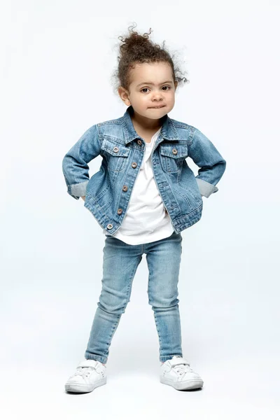 Смешная маленькая девочка в джинсах — стоковое фото