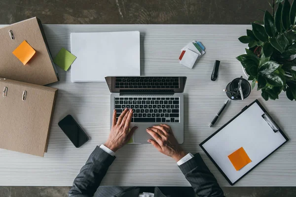 Mulher de negócios que trabalha com laptop — Fotografia de Stock