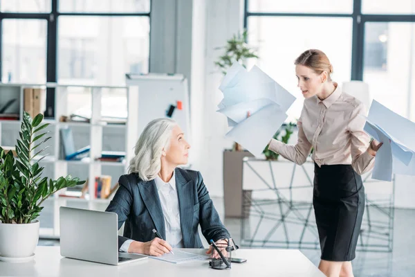 Gestresste Geschäftsfrau mit Dokumenten — Stockfoto