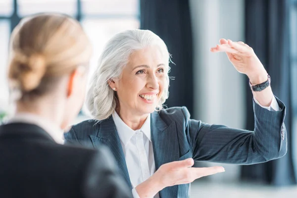 Le imprenditrici discutono del progetto — Foto stock