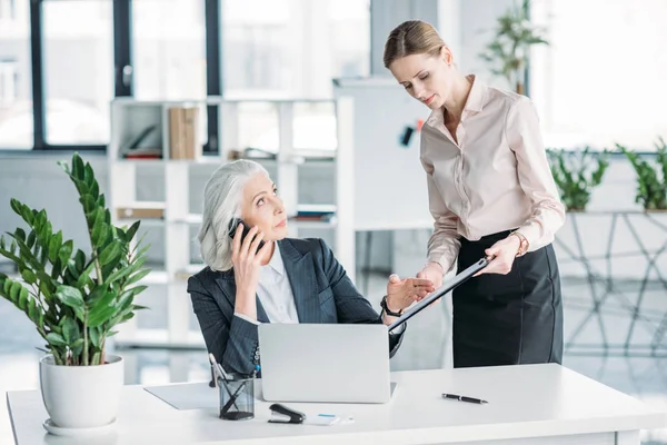 Mujer de negocios y su jefe trabajando con documentos - foto de stock