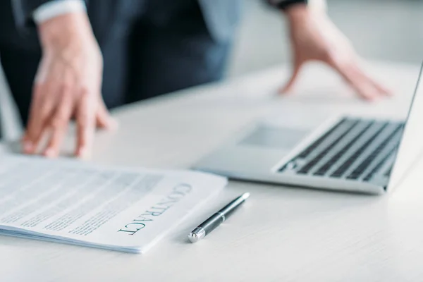 Portátil y contrato en la mesa — Stock Photo