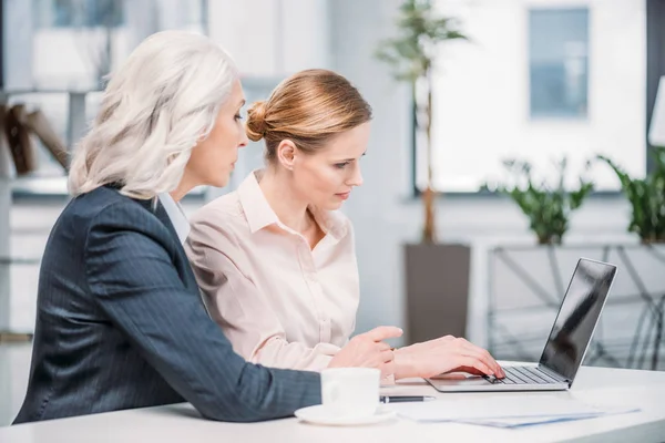 Businesswomen discussing project — Stock Photo