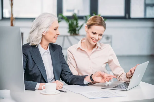 Femmes d'affaires utilisant un ordinateur portable — Photo de stock