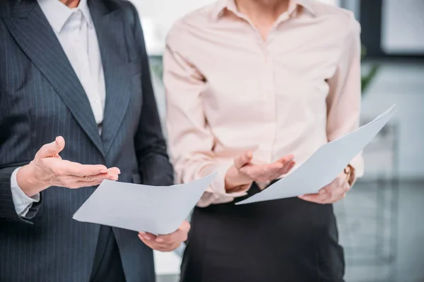 Mujeres de negocios discutiendo en la oficina - foto de stock