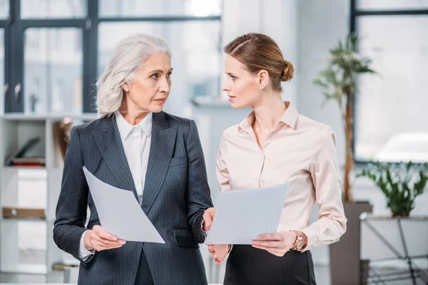 Businesswomen discussing in office — Stock Photo