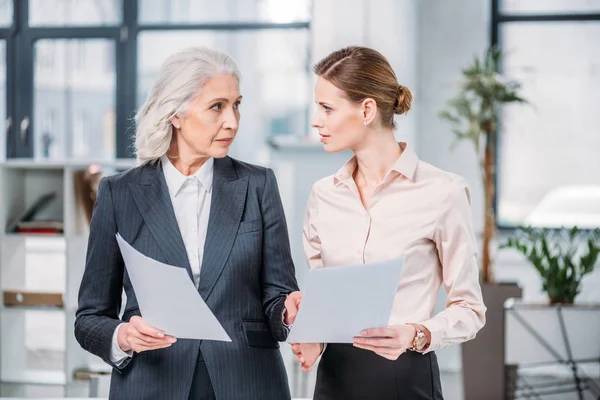 Mujeres de negocios discutiendo en la oficina - foto de stock