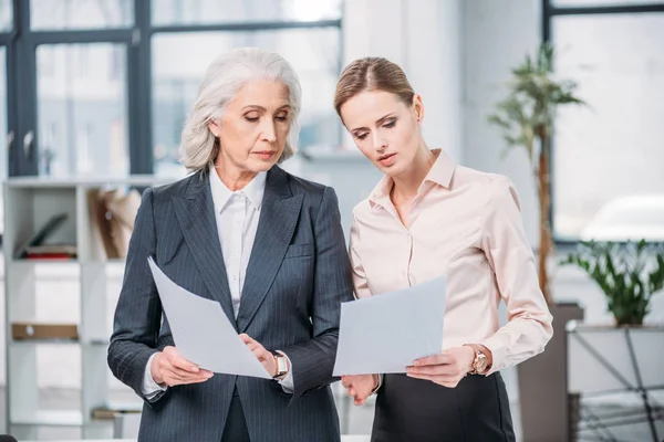Businesswomen discussing in office — Stock Photo
