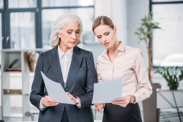 Femmes d'affaires Discuter au bureau — Photo de stock