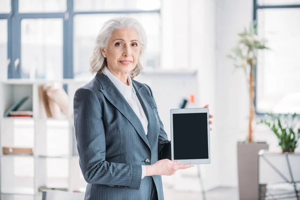 Mujer de negocios senior con tableta digital - foto de stock