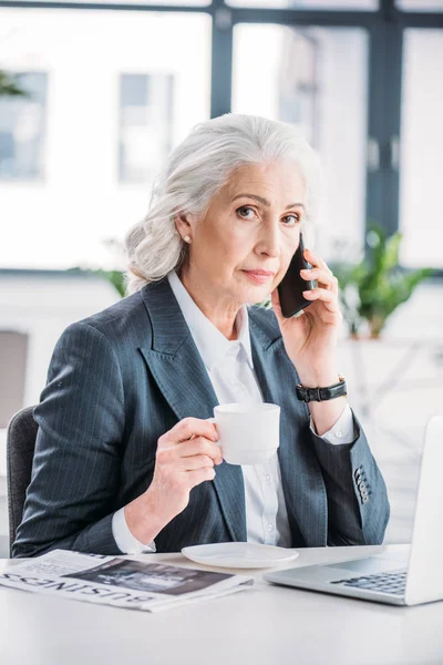 Donna d'affari anziana sul posto di lavoro — Foto stock