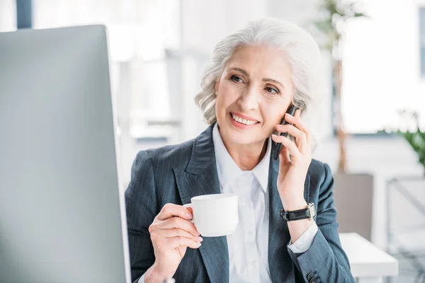 Senior-Unternehmerin am Arbeitsplatz — Stockfoto