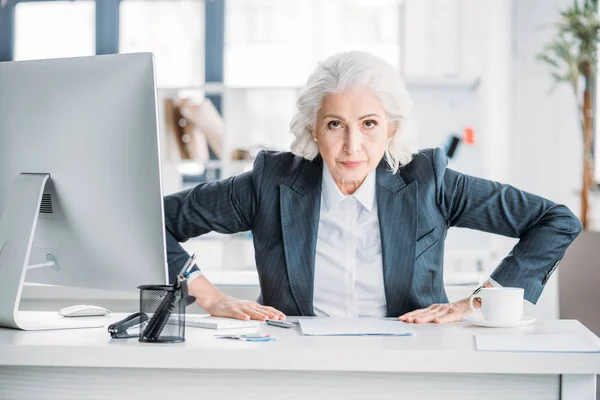 Donna d'affari anziana sul posto di lavoro — Foto stock