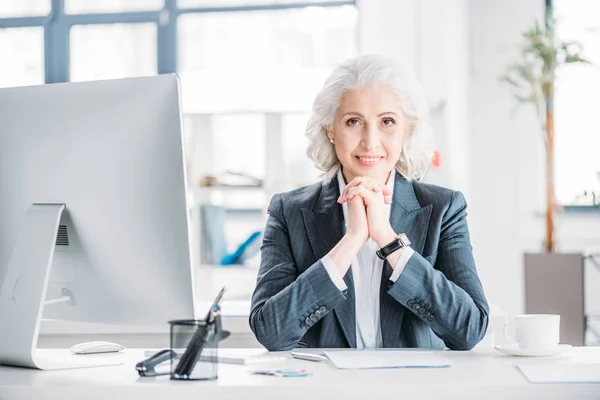 Senior-Unternehmerin am Arbeitsplatz — Stockfoto