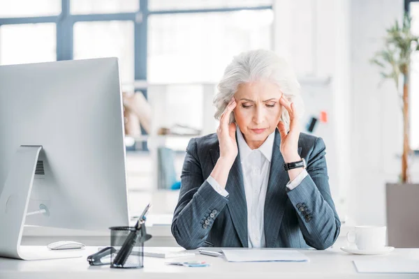 Senior-Unternehmerin am Arbeitsplatz — Stockfoto