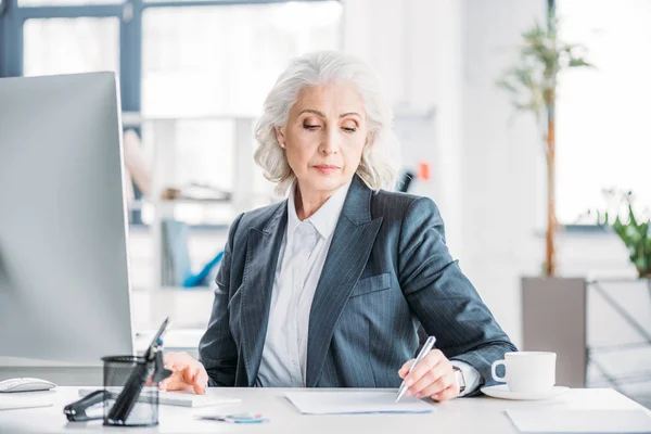 Senior-Unternehmerin am Arbeitsplatz — Stockfoto