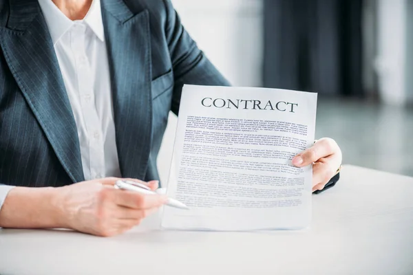 Mujer de negocios señalando el contrato - foto de stock