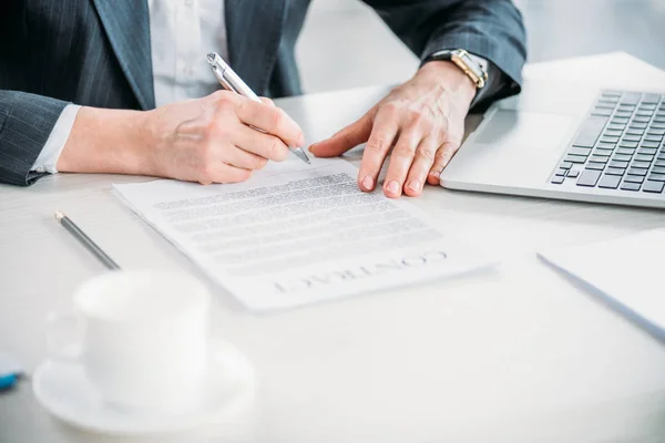 Businesswoman signing contract — Stock Photo