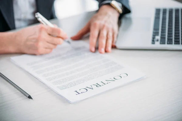 Businesswoman signing contract — Stock Photo