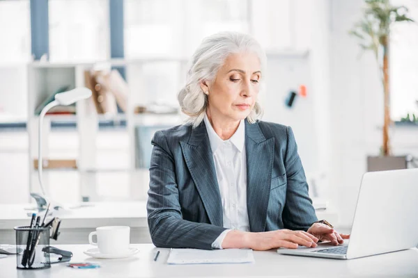 Femme d'affaires travaillant dans le bureau — Photo de stock